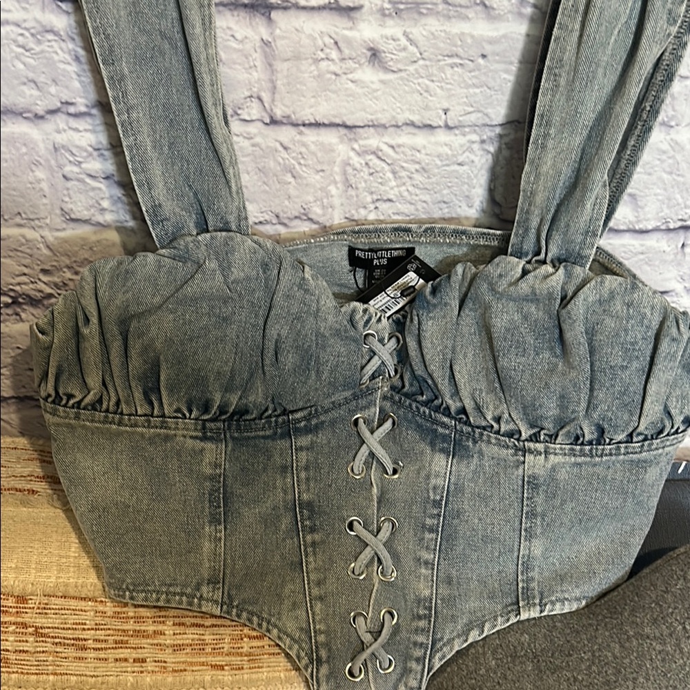 PrettyLittleThing denim laceup Blue Crop Top - Picture 4 of 6